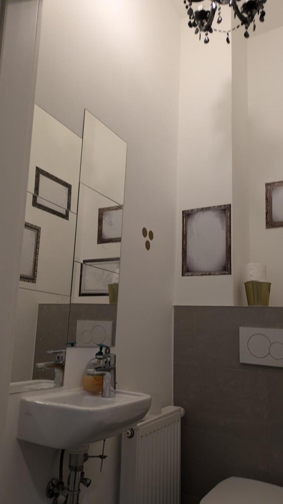 Apartment Design Place 1030 *